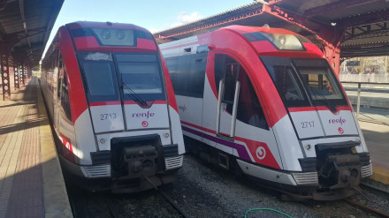 Dos trenes de Media Distancia de Ancho Métrico en la estación de Ferrol