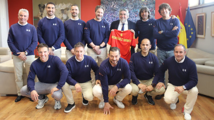 Uribes ha recibido a una representación de futbolistas pertenecientes a Leyendas España.