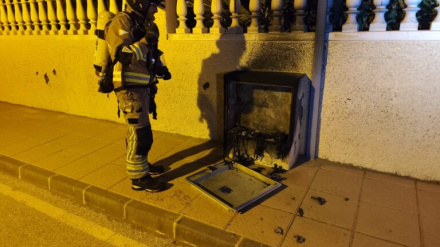 Imagen de un bombero tras sofocar el incendio