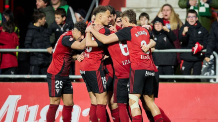 Los futbolistas del Mirandés celebran el triunfo contra el Racing
