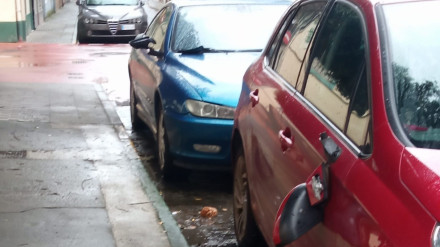 Dos de los vehículos con sus retrovisores dañados