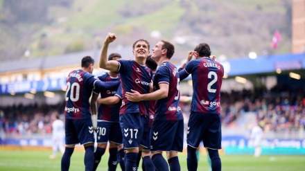 Los jugadores del Eibar celebran el gol de Corpas