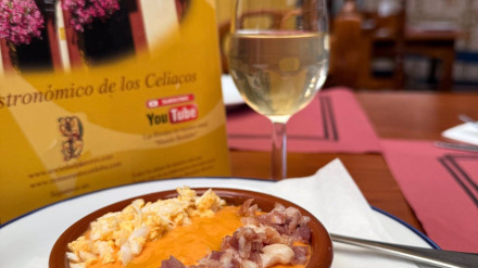 Tapa de salmorejo cordobés   CÓRDOBA, 23 (EUROPA PRESS)    Un total de 27 establecimientos de Córdoba participarán del 27 de marzo al 6 de abril de 2025 en la Ruta de la Tapa Sin Gluten, que se organiza por primera vez en la capital. Durante el evento, los participantes ofrecerán al menos una tapa o media ración --o un dulce, en el caso de los obradores-- a un precio especial, como las patatas bravas con salsa casera de 'chipotles' adobado y 'srirach' con piparra navarra y alioli del restaurante Entre Lías, la bomba crujientes de rabo de toro de El Piquito de Oro, o la mazamorra de la Taberna El Pisto.    Esta iniciativa se desarrolla dentro de la Red Córdoba Sin Gluten, impulsada por la Asociación de Celíacos de Córdoba (Aceco) gracias a la financiación del Instituto Municipal de Desarrollo Económico y Empleo de Córdoba (Imdeec), según explica el Ayuntamiento en una nota. Este proyecto engloba a los negocios de restauración y hostelería locales que tienen parte o toda su carta apta para personas celíacas y los geolocaliza a través de una aplicación. De esta manera, "se facilita a los turistas y a la ciudadanía una oferta gastronómica adaptada a las necesidades de este colectivo".    En 2024, Aceco puso en marcha esta red con el apoyo económico del instituto municipal, para que el sector turístico de Córdoba pudiera contar con una "herramienta fundamental" para las personas celíacas. "Cuando viajan, estas no priorizan qué monumentos pueden visitar, sino dónde pueden comer. Y no queríamos que Córdoba y sus empresas de hostelería perdieran oportunidades frente a otros lugares", ha explicado la teniente alcalde de Economía y Empleo del Ayuntamiento y presidenta del Imdeec, Blanca Torrent.    En 2025, con la Ruta de la Tapa Sin Gluten, ambas entidades quieren dar un paso más en la promoción del proyecto. "Lo que buscamos con esta ruta es visibilizar a los establecimientos implicados y generar un flujo de clientes que puede disfrutar nues