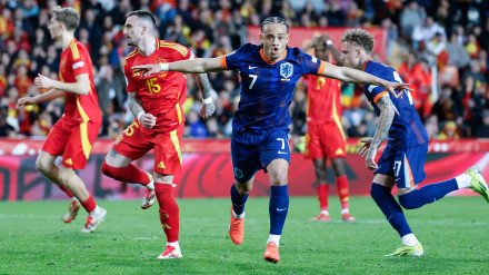 Xavi Simons celebra el empate de Países Bajos frente a España en Mestalla desde el punto de penalti en la prórroga
