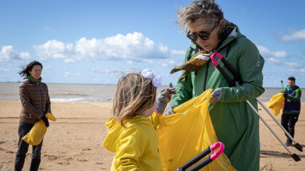 Voluntarios recogen basura en la playa del Espigón en Huelva