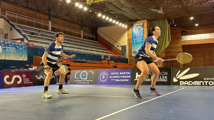 Jugadores del Recreativo IES La Orden durante el encuentro contra el El Club Bádminton IES La Orden se citará en los play off de semifinales de la Liga Top 10 Iberdrola con Oviedo, líder del Grupo B, después de que el conjunto onubense haya encajado una n