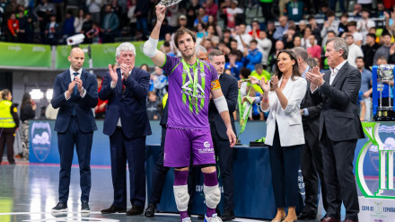 El  capitán Barrón recibe el trofeo de Subcampeón
