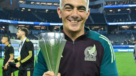Toni Amor posa con la copa de la Liga de las Naciones