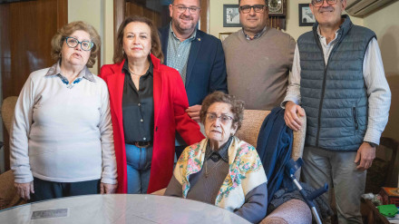 FOTO DE FAMILIA CON MARÍA CABANES