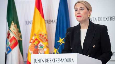 La presidenta de la Junta de Extremadura, María Guardiola, en rueda de prensa en Mérida