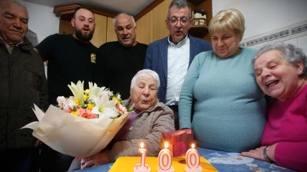 El alcalde de Sober felicitó personalmente a la nueva centenaria, Ermitas Fernández, vecina de Doade