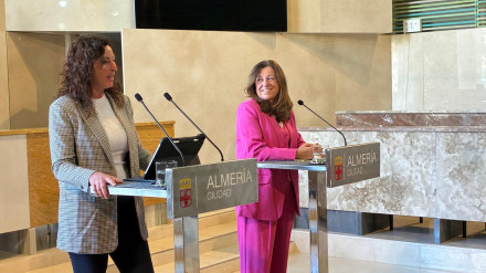 Convenio Vega de Acá. Alcaldesa de Almería, María del Mar Vázquez, y la consejera de Desarrollo Educativo y FP, María del Carmen Castillo.