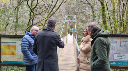 Visita de autoridades al puente de Cal Grande en las Fragas do Eume