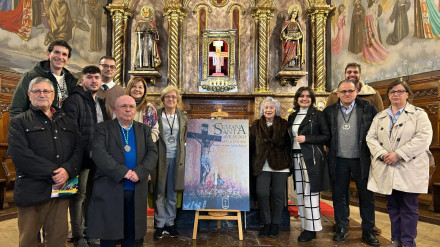 Severita Menéndez, junto al cartel que ella misma ha diseñado y resto de personalidades de la Semana Santa de Avilés