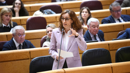 La ministra de Sanidad, Mónica García, durante una sesión de control al Gobierno, en el Senado, a 18 de marzo de 2025, en Madrid (España). En la sesión, el Gobierno ha respondido a cuestiones como la oposición de la Fiscalía a la reapertura del caso de Mi