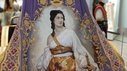 Uno de los mantos bordados en oro y sedas del museo del Paso Blanco