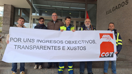 Concentración de delegados de la CGT a las puertas de los juzgados de Ferrol