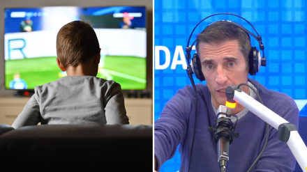 Un niño viendo fútbol en la televisión y Joseba Larrañaga