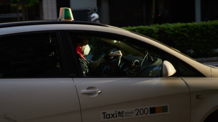 Un taxista conduce su taxi en Pamplona