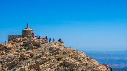 Los montañistas descansan en la cima de la Penyagolosa.