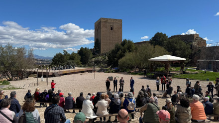 Expedición de turistas sordos visitando el castillo de Lorca