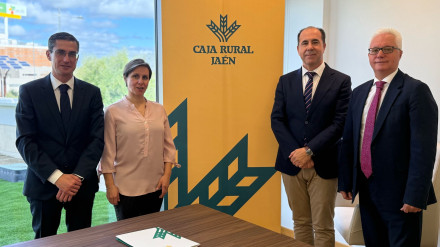 Jaén refuerza la internacionalización del AOVE con un acuerdo entre la Fundación del Olivar y Caja Rural