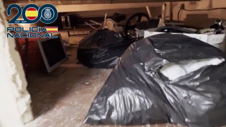 Estado del zulo donde tenían escondidos a estos migrantes.