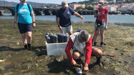 Trabajos de muestreo en la desembocadura del Eume