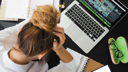 Una chica preocupada ante su ordenador