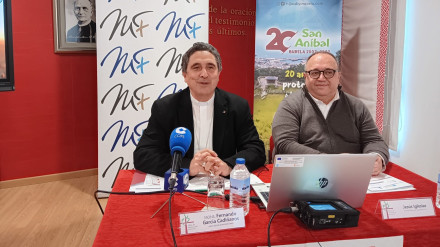 El obispo, Fernando García Cadiñanos, y el director de los centros San Aníbal, Jesús Iglesias, presentan la campaña
