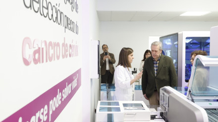 Gómez Caamaño visitó este martes el laboratorio que participa en el programa de cribado