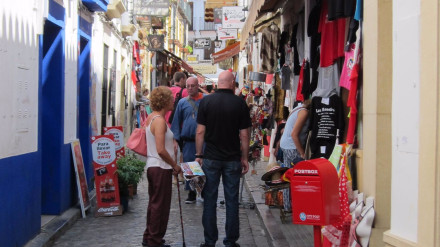 Turistas junto a tiendas de 'souvenirs'