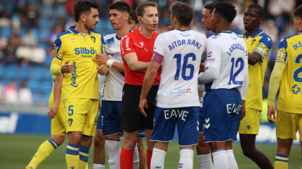 Los jugadores del Tenerife-Cádiz hablan con el colegiado del partido