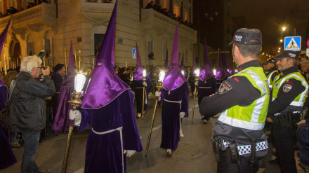 Imagen de unos policías velando por a seguridad de una procesión