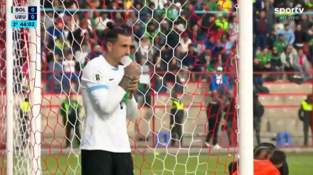 Giménez tomando oxígeno en el Bolivia - Uruguay