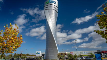 Badajoz, España - signo del centro comercial El Faro