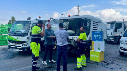 Operarios y vehículos de la limpieza de Lorca junto al concejal de Calidad Urbana