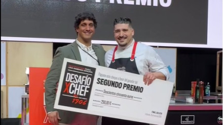 Adrián Pérez, a la derecha, recibiendo su premio en A Coruña este martes