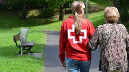 Una voluntaria acompaña a una mayor