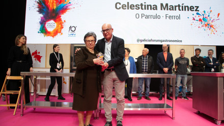 Celestina Martínez recibiendo el reconocimiento de manos de Xosé Regueira