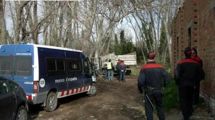 Los Mosos de Esquadra en la granja de Vilanova de la Barca en la que se cometió el asesinato
