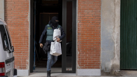 ARANDA DE DUERO (BURGOS), 26/03/2025.-La Guardia Civil ha desplegado un amplio operativo policial en una operación antidroga en el barrio de Santa Catalina de Aranda de Duero (Burgos), en el que se están realizando registros domiciliarios desde primera hora de la mañana y se han producido varias detenciones, han confirmado a EFE fuentes de la investigación.La operación policial, dirigida por la Comandancia de la Guardia Civil de Burgos, ha movilizado a efectivos del Grupo de Reserva y Seguridad (GRS) y el Servicio Cinológico, cuyos perros han participado en los registros que han arrancado sobre las seis de la madrugada en la calle Nuño Rasura.-EFE/ Paco Santamaría