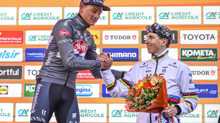 Tadej Pogacar felicita a Van der Poel el sábado tras la Milán San Remo