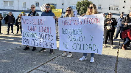Padres protestando ante el CEIP Manuel de Falla