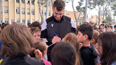 Álex Jordá con los alumnos de Salesianos