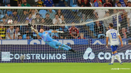 Poussin intenta llegar a la pelota en el tercero del Racing en la ida.