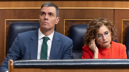 El presidente del Gobierno, Pedro Sánchez y la vicepresidenta primera y ministra de Hacienda, María Jesús Montero, durante una sesión de control al Gobierno, en el Congreso de los Diputados, a 26 de marzo de 2025, en Madrid (España). El presidente del Gob