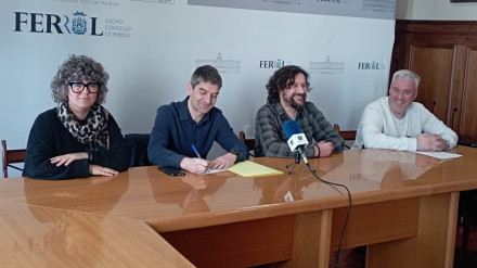 Integrantes de Ferrol en Común, a la izquierda, con miembros del comité de empresa de Navantia