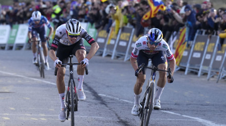 Juan Ayuso y Primoz Roglic disputan el sprint en La Molina