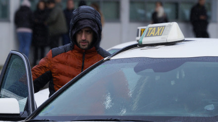 Una persona se monta en un taxi